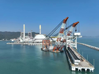 華潤海豐卸船機順利吊裝，助力粵港澳大灣區(qū)能源供應(yīng)